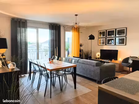 t3 lumineux 69 3 m² – terrasse plein ouest et parking sécurisé