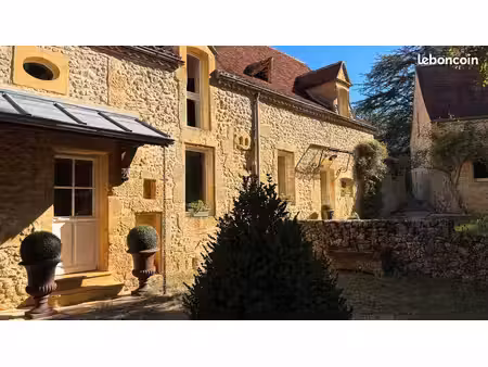 ancien corps de ferme rénové  piscine  dépendances