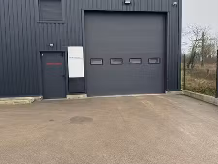 local commercial 130m2 + auvent de 50m et cour privative de 500m2 clos et sécurisé