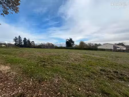 à vendre – terrain viabilisé de 1 396 m² léguillac-de-l’auche (24110)