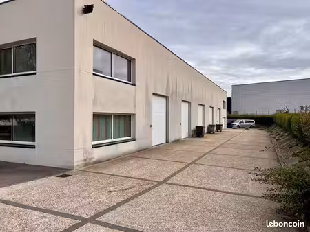 à louer – local professionnel de 140m² – bureaux et entrepôt – zone d’activités ecoparc 2 