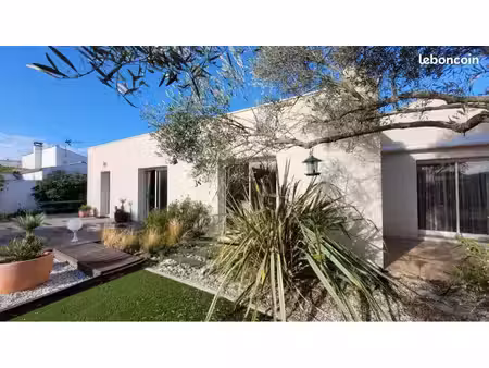 maison contemporaine de plain-pied avec patio central (sud la rochelle)
