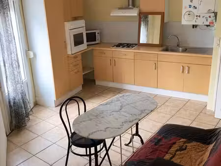 ensemble immobilier avec local commercial appartement   cour  potentiel locatif saint quay