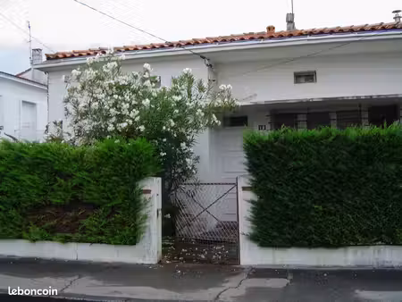 non meublé  42 m2  centre ville  appartement plain pied avec petit jardin privatif