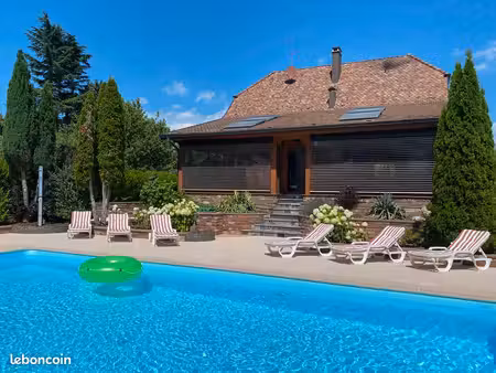 grande maison familiale avec jardin et piscine. au calme