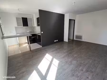 a louer - studio 32 m2 - avec garage - hyper centre ville coulommiers