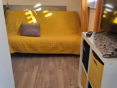 petit studio meuble et equipe ensoleillé