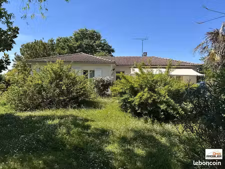 villa dans parc arboré