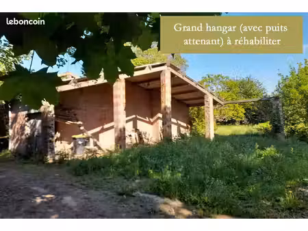hangar à réhabiliter avec puits et terrains attenants