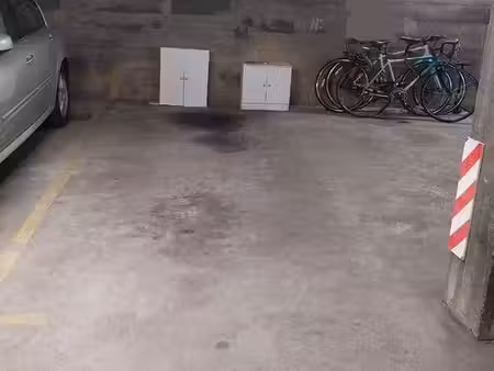 place de parking en sous-sol sécurisée