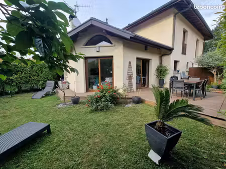 maison appartement avec jardin  terrasse et stationnement