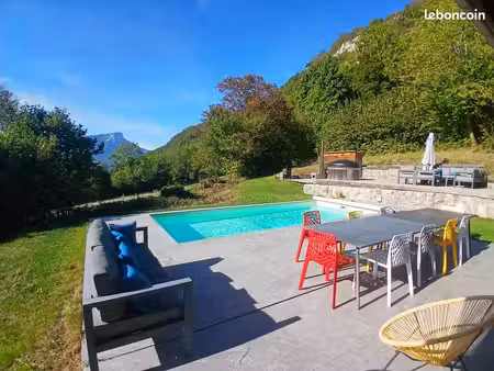 maison avec piscine chauffée  vue exceptionnelle sur le granier et studio indépendant