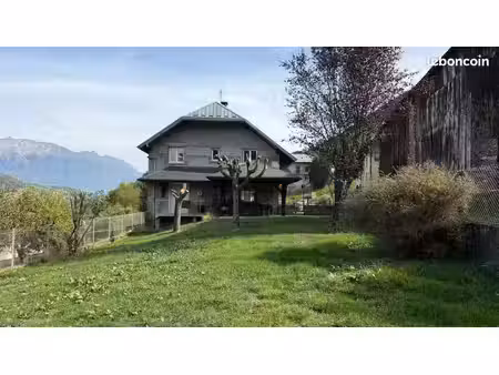 maison . 9 pièces . 216m²