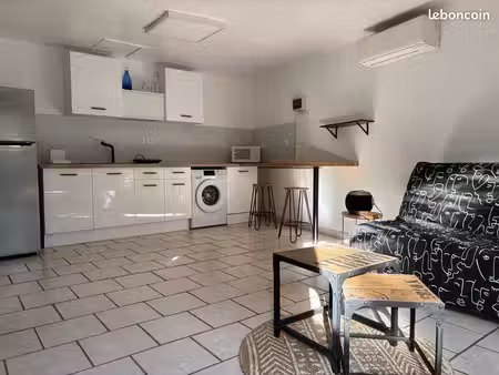 studio avec cours privative et parking. très calme à sorgues