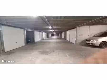 box fermé avec prise électrique - gare cormeilles (3 min)
