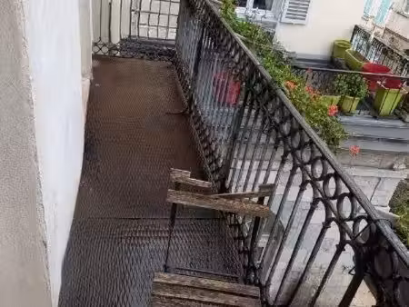 salins-les-bains centre-ville : appartement 2 chambres rénové de 83 m² avec grand balcon