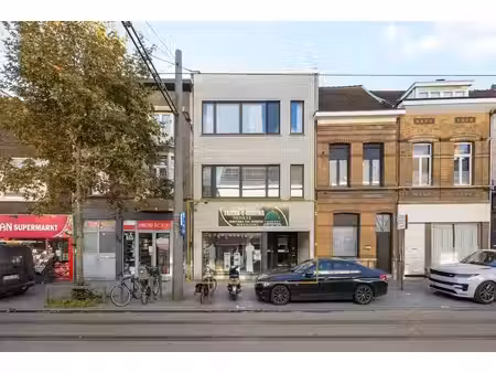 espace commercial avec entrepôt de