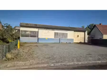 grand garage professionnel avec nombreuses annexes