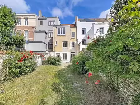 vaste maison bourgeoise à rénover et son jardin de 195 m²