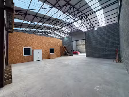 superbe entrepôt d'une surface de +/-185 - bureau - toilette