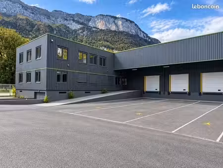 plusieures cellules de – quais – bureaux – espaces de stockage  plusieurs espaces adaptés 