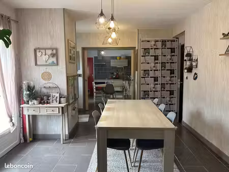 maison familiale de 4 chambres + bureau avec terrain de 1 700 m² au cœur du village