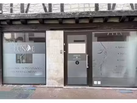 à louer – local commercial 44 m² – centre-ville de châtellerault – bel immeuble de caractè