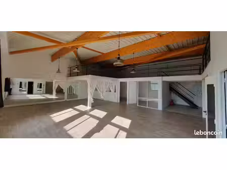 local de bureaux 145m² + mezzanine + 5 parkings