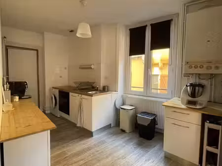 charlieu centre  appartement très lumineux  refait à neuf avec cuisine equipée