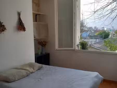 chambre à louer dans une maison entre ville et campagne