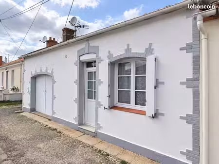 maison paisible à proximité des commerces avec dépendances  garage et jardin