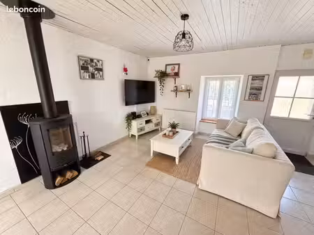 maison en pierre de charme vendéen avec terrasse