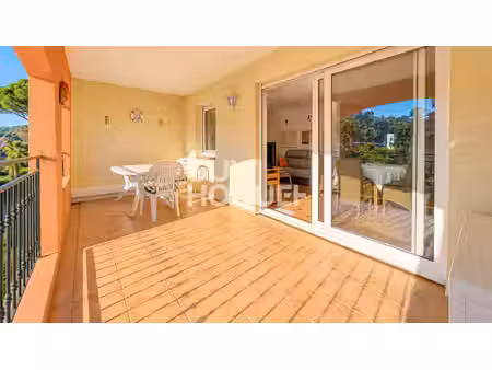 appartement t4 traversant avec terrasse  piscine  tennis et garage