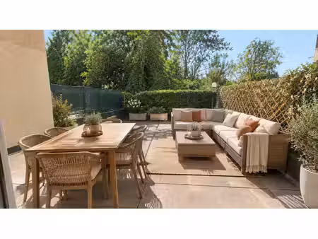 t2 meublé + terrasse 60 m2 + pkg