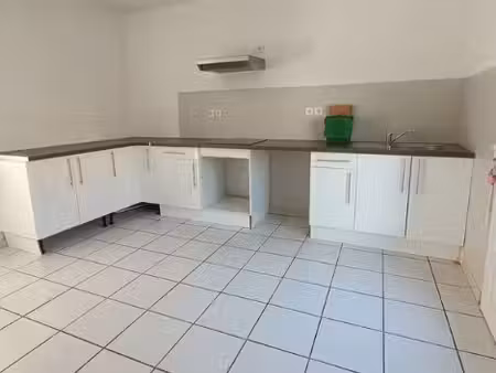 appartement t2 saint-yzan-de-soudiac - 50 m2 - 580 euros ttc