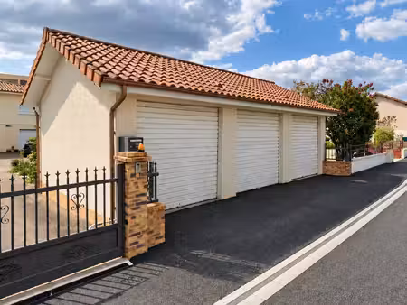 lot de trois garages spacieux