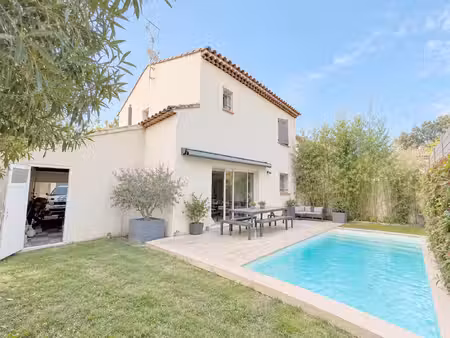 maison récente de 124 m2 avec 3 chambres et piscine quartier