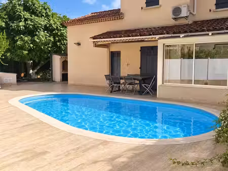 six fours bucarin maison avec piscine proche commodites.