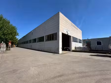 ensemble semi-industriel de ± 2702 m² avec ponts roulants