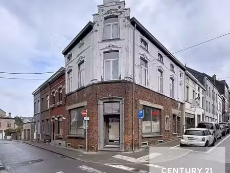 maison de commerce à rénover  située dans une rue passante p