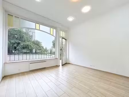 place saint-antoine - magnifique commerce de +/- 50 m2