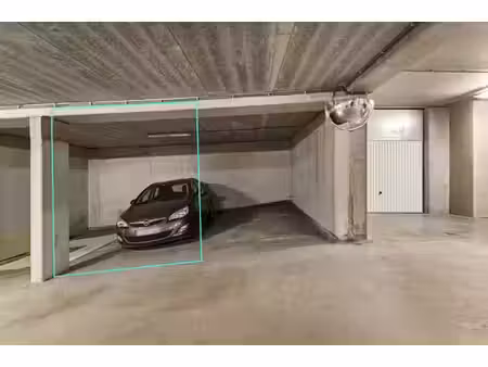 centraal gelegen autostaanplaats in een ondergrondse parking