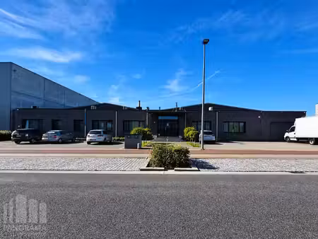 gunstig gelegen magazijn van 3.860 m² met kantoren nabij ...