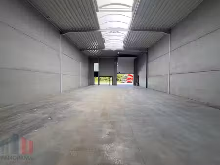 opslagruimte van 300 m² en uitstekend gelegen vlak aan de...