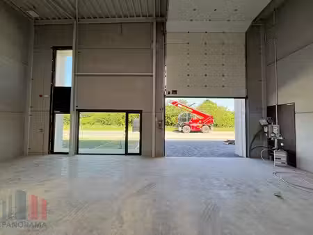opslagruimte van 300 m² en uitstekend gelegen vlak aan de...