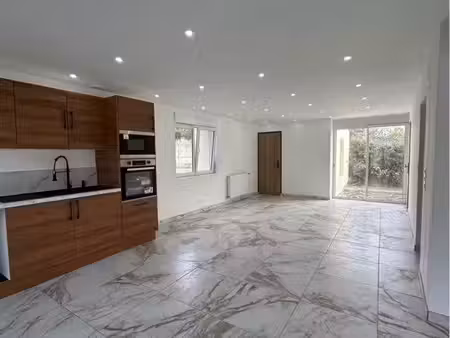 maison individuelle 142 m2 avec terrain  terrasse  caves et grand garage. la maison se com