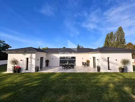 maison de plain-pied de 142.50 m² avec grand séjour et terrain de 1 300 m² à bazillac