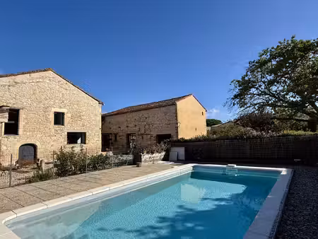 magnifique maison en pierre entièrement rénovée  avec piscin