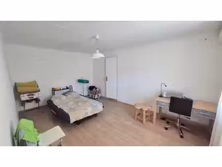 t2 avec petite terrasse et garage aux milles