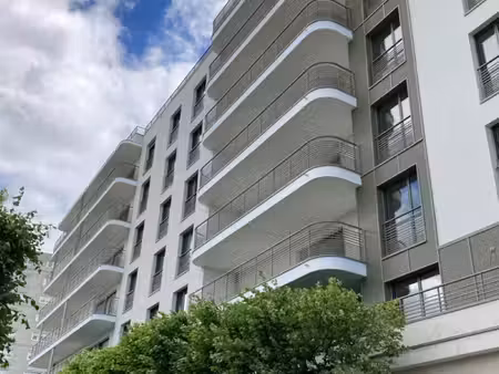a louer studio neuf meublé avec terrasse privative ? gare à 400 m